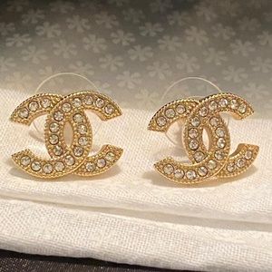 CHANEL GOLD EARRINGS MILIAN HURTU STUDS